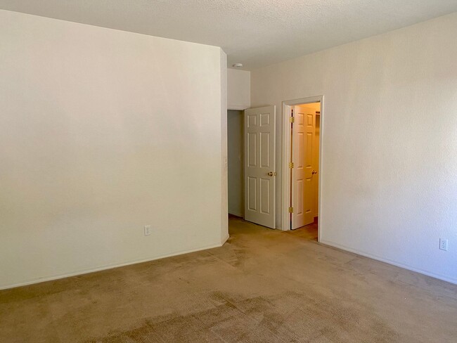 Building Photo - Merced: $2189 4 bedroom 2 bath home with g...