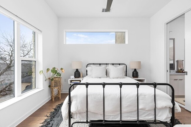 Building Photo - 207 W Johanna St