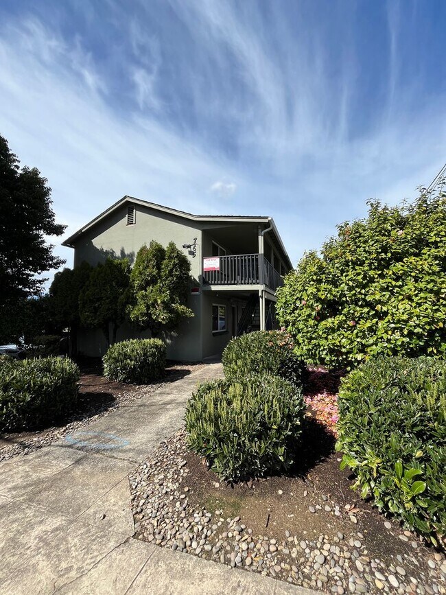 Building Photo - (DUP)  Studio Apartment - Close to Campus