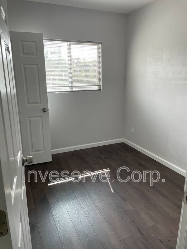 Building Photo - 1165 Sunvue Pl