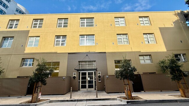 Building Photo - 12 Month Lease Term: Furnished 1BR Loft-style w/Den condo a block from The Embarcadero, Includes ...