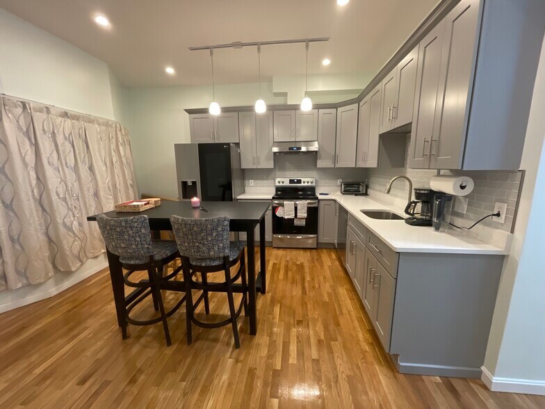 Building Photo - 285 Dorchester St