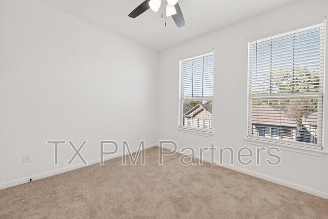 Building Photo - 10949 Cannes Memorial Dr