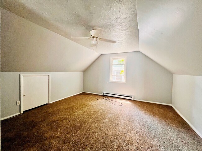 Building Photo - 8606 Rosewood Ave