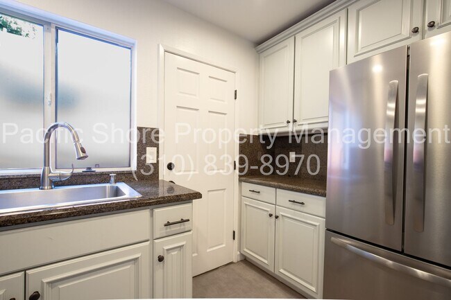 Building Photo - Updated 3-Bedroom First-Floor Condo in Prime Santa Monica Location