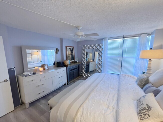 Building Photo - 1 Royal Palm Way