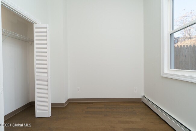 Building Photo - 10 Hall Pl