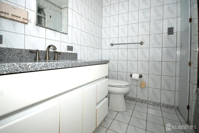 Building Photo - 202 Green Hollow Dr