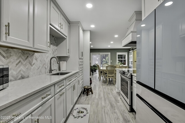 Building Photo - 6395 Pinestand Ct