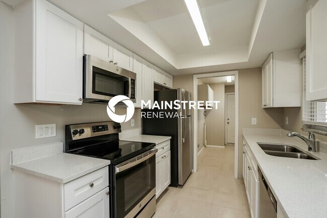 Building Photo - 3 Bedroom Pet-Friendly Home in Fort Myers, FL with Main Street Renewal