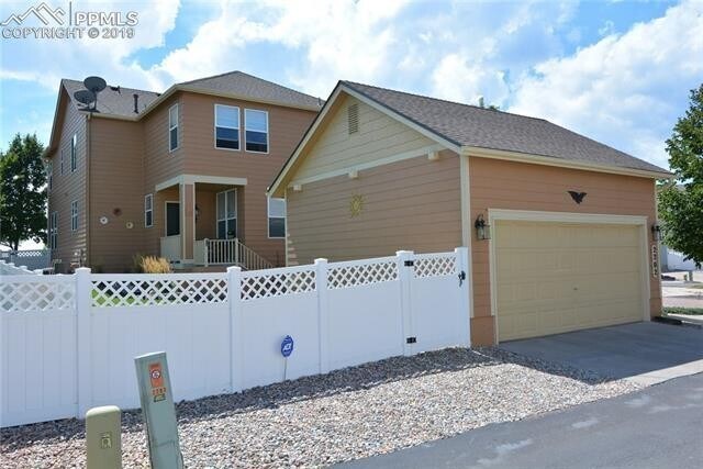 Building Photo - 2202 Hanham Dr