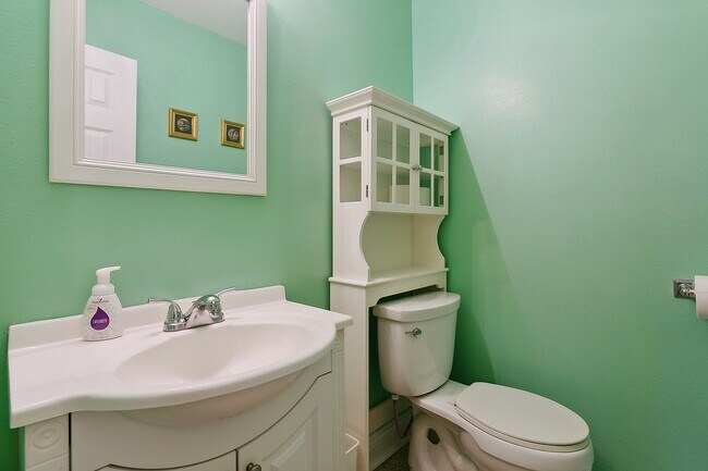 Building Photo - 6123 Marigny St