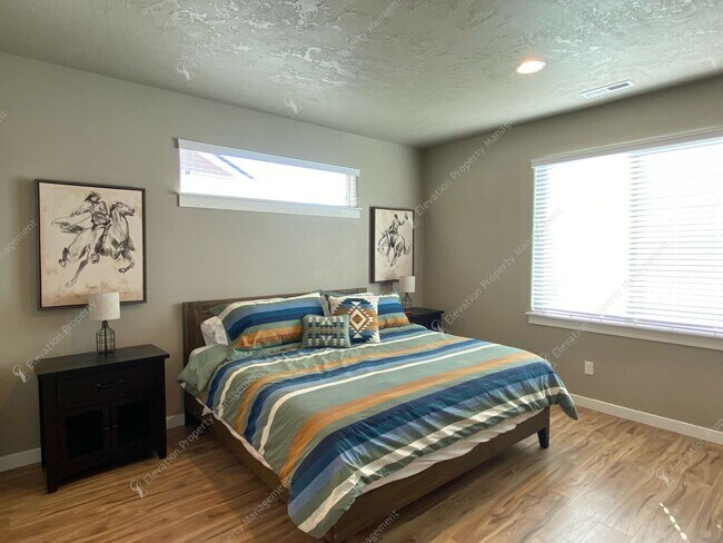 Building Photo - **UNFURNISHED**Beautiful Single-Level 3BR ...