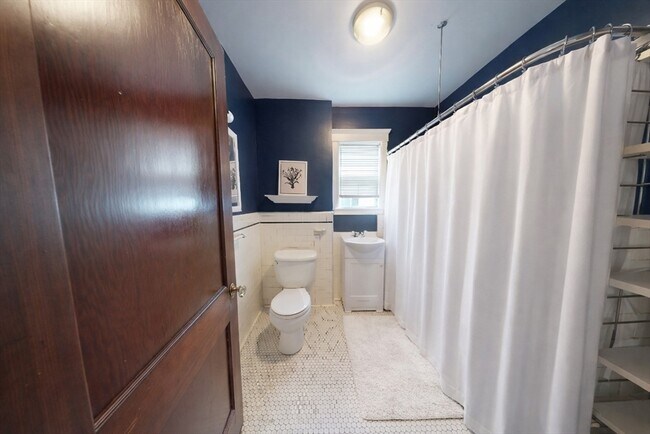 Building Photo - 875 Fellsway