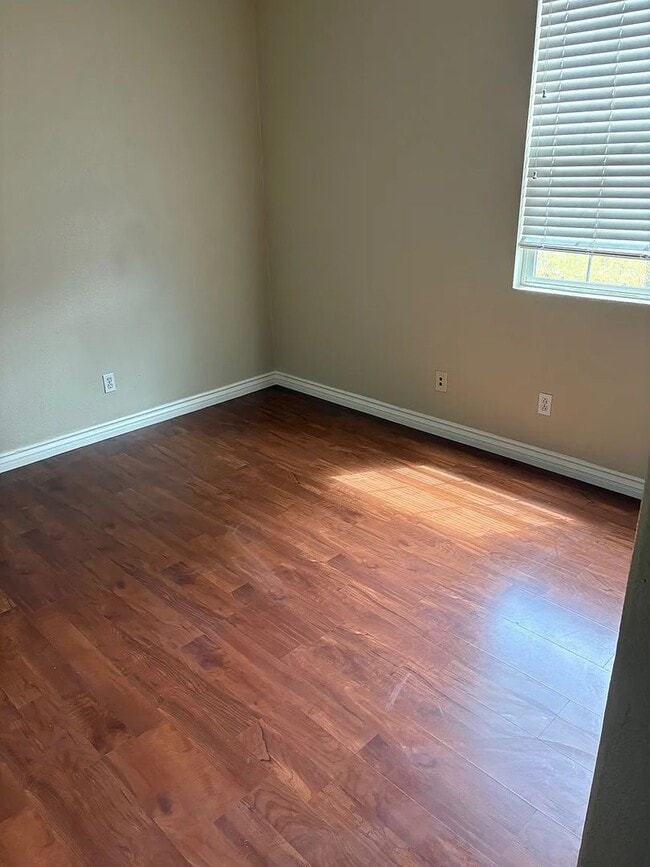 Building Photo - Newer 4bed 2.5 bath House