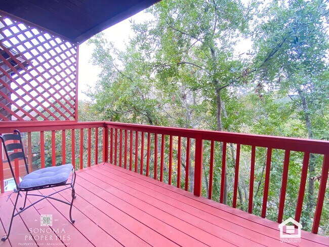 Building Photo - 3+ Bedroom / 2 Bathroom Home with Sunroom & Beautiful Views