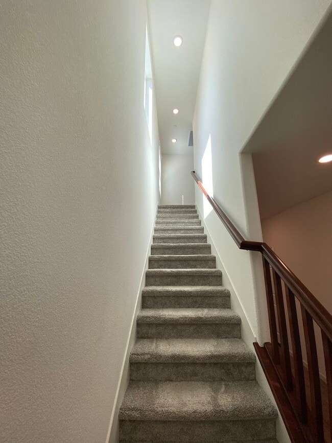 Building Photo - Gorgeous Like Low Maintenance 4 Bedroom wi...