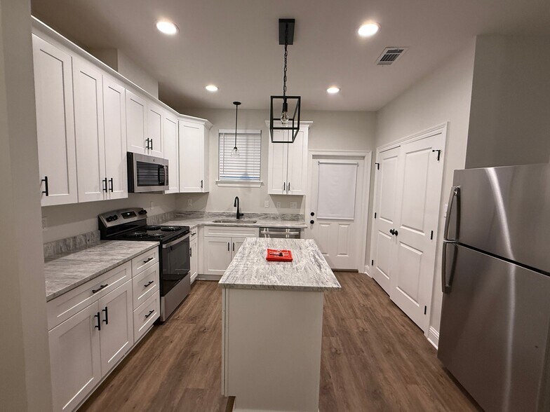 Building Photo - 209 Hoover Dr