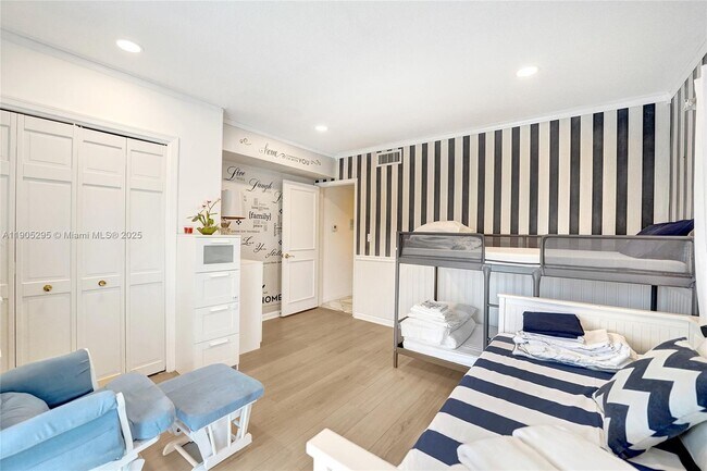 Building Photo - 2889 NE 35th St