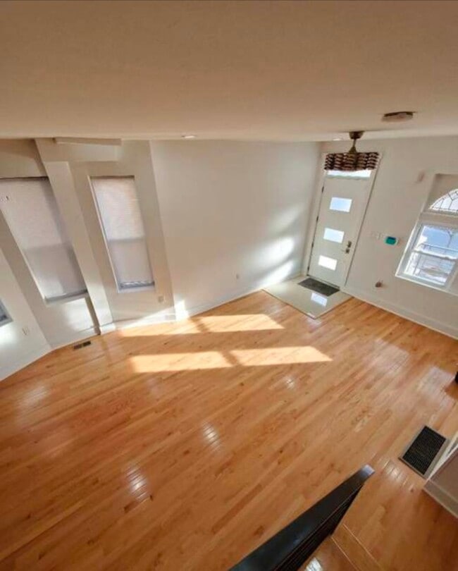 Building Photo - 5425 Catharine St