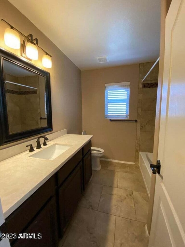 Building Photo - 1406 W Lake Mirage Ct