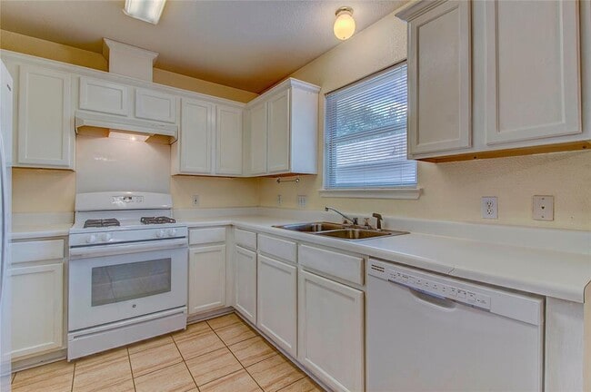Building Photo - 109 Azalea Dr