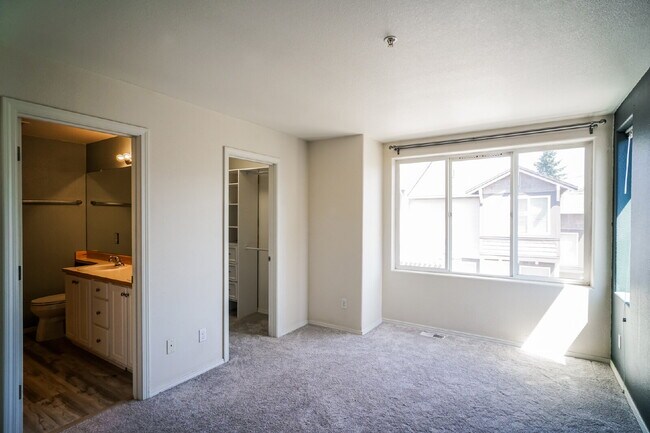 Building Photo - Charming Townhome Condo 3 Bedrooms / 2.5 B...