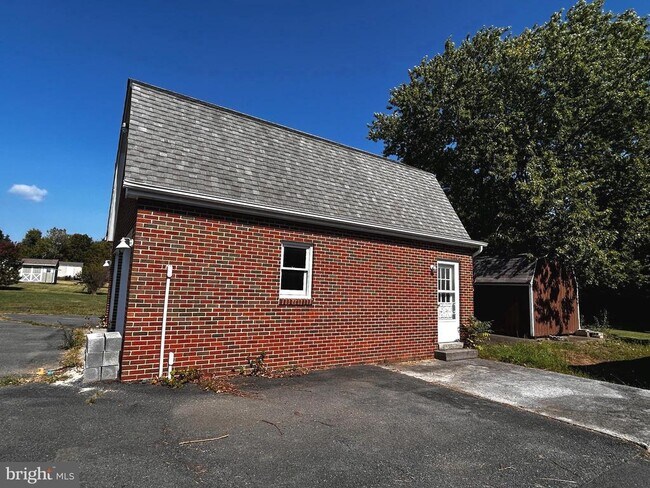 Building Photo - 3290 Shawnee Dr
