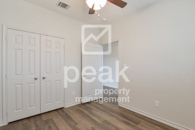 Building Photo - $1375! 2Bed/1.5bath Duplex Available for Rent!