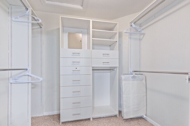 Building Photo - Come Settle In — This Scottsdale Gem Is Re...