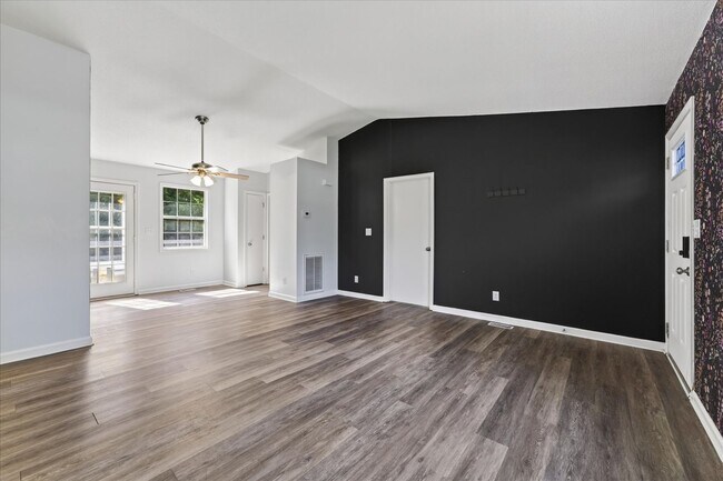 Building Photo - 727 Acorn Dr