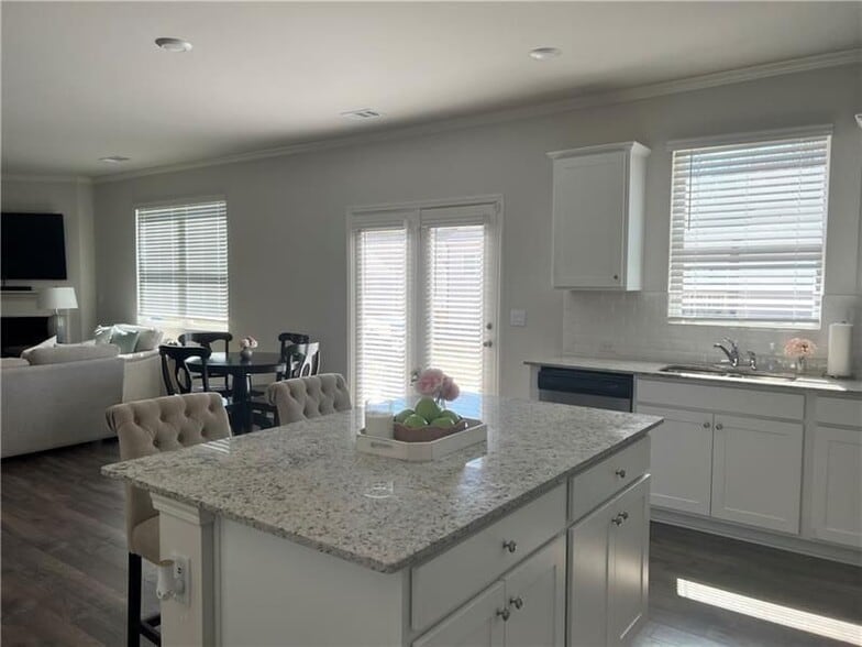 Building Photo - 167 Fernbrook Trl