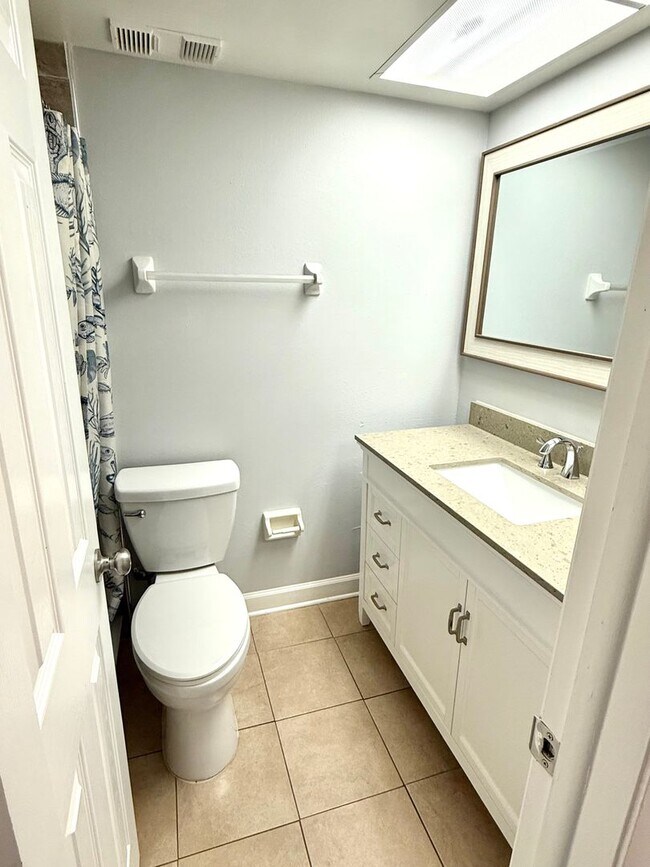 Building Photo - 2 Bed 2 Bath Condo for Rent in 55+ Peaceful Community!