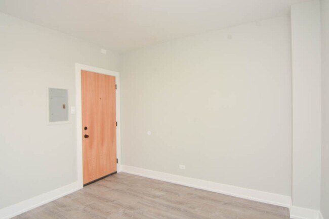 Building Photo - 508 W Belmont Ave
