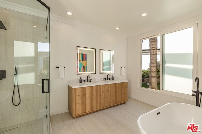 Building Photo - 560 Chalette Dr