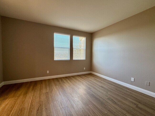 Building Photo - 3 Bed 2.5 Bath plus extra room Townhouse Style Condo / Attached 2 Car Garage