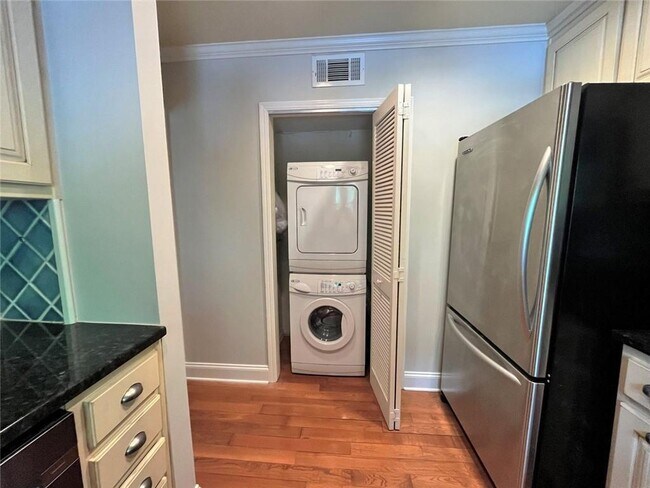 Building Photo - 82 Montre Square NW