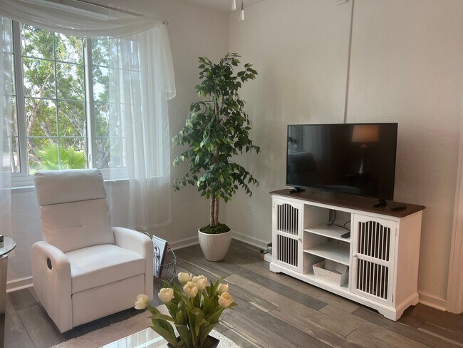 Building Photo - NEW PRICE on Adorable 1BR/1BA Condo in Downtown Venice