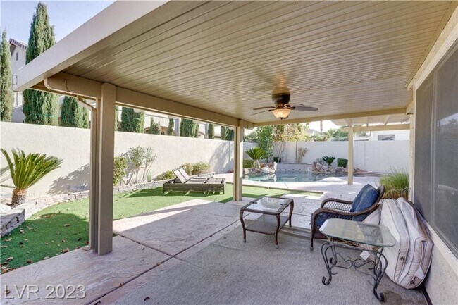 Building Photo - 4 BEDROOM HOME WITH PRIMARY BEDROOM DOWNST...