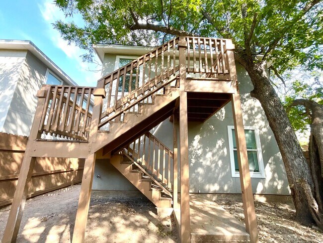 Building Photo - 1611 N Navidad St