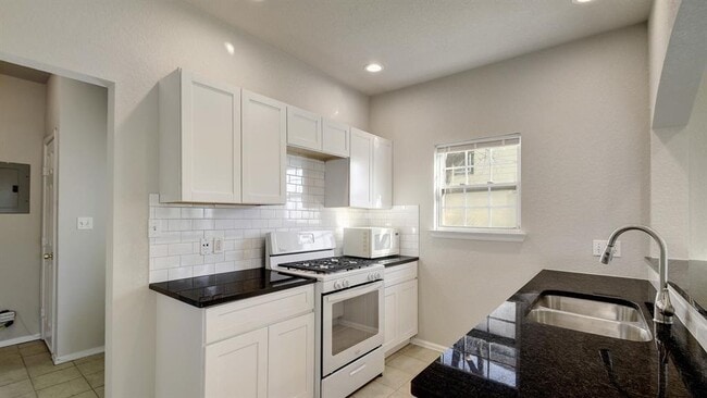 Building Photo - 2206 Pennsylvania Ave