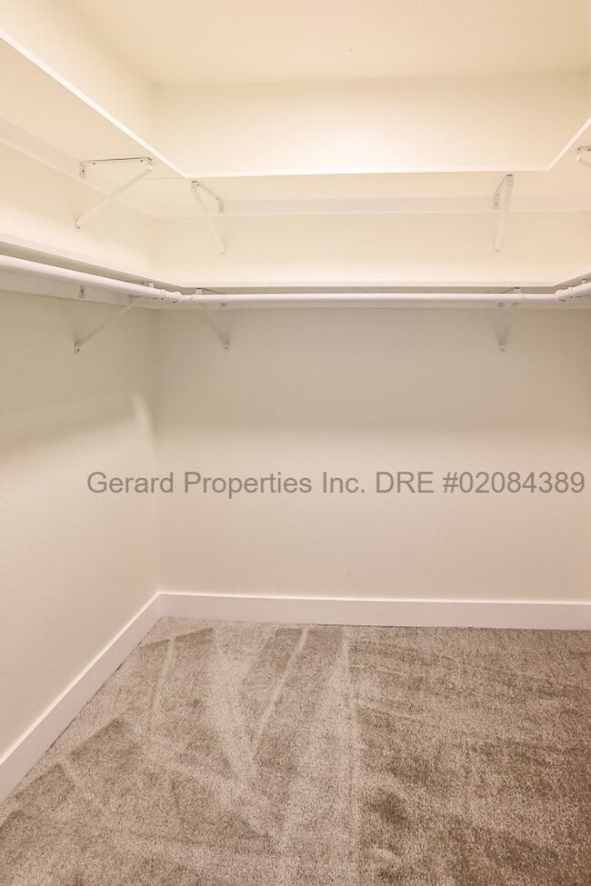 Building Photo - 3 bedroom Townhome with downstairs primary...