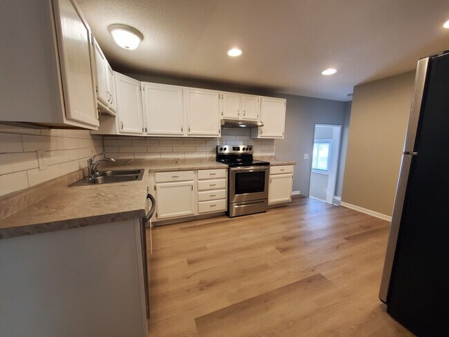 Building Photo - 3760 Ardath Rd