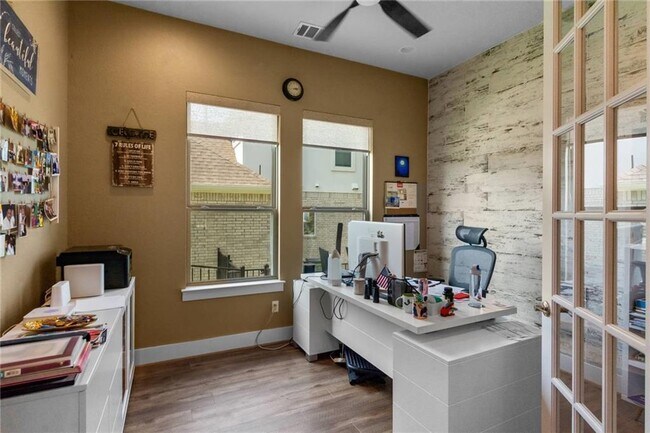 Building Photo - 820 Palamos Dr