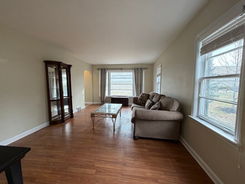 Building Photo - 538 Mills St