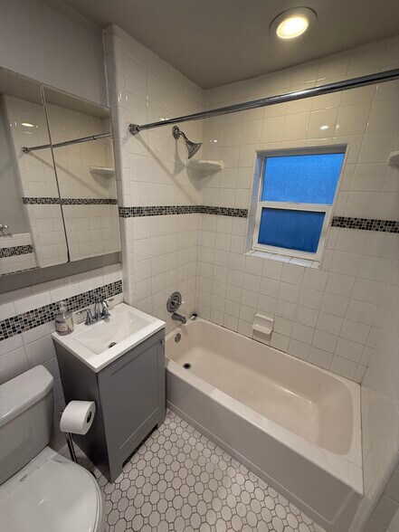 Building Photo - 544 Wilmington Ave