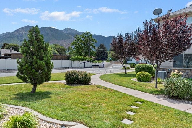 Building Photo - Fantastic Ogden 3 Bedrooom Townhouse!