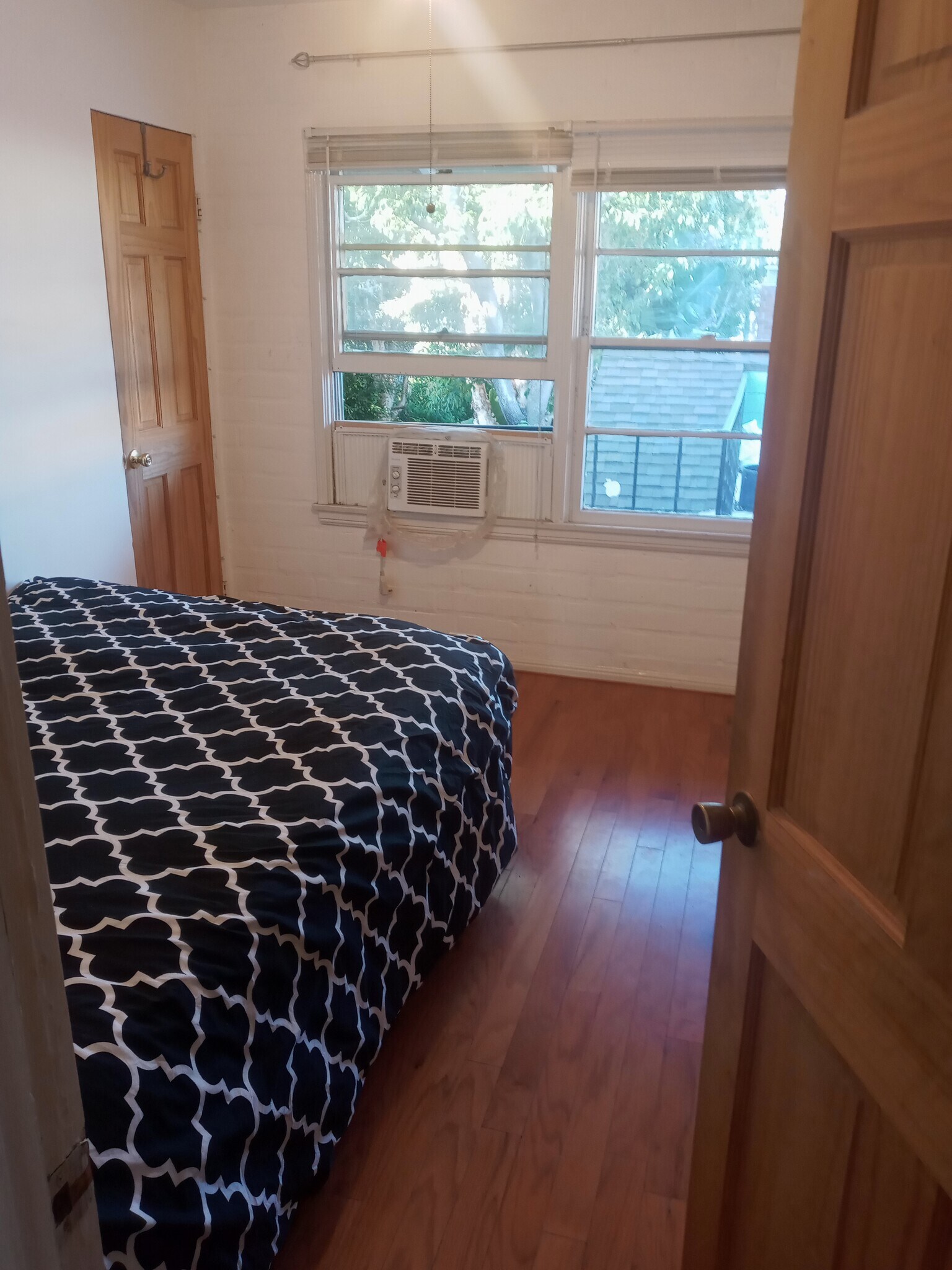 Larger Bedroom with closet 9x11ft overlooking courtyard - 2023 Cloverfield Blvd