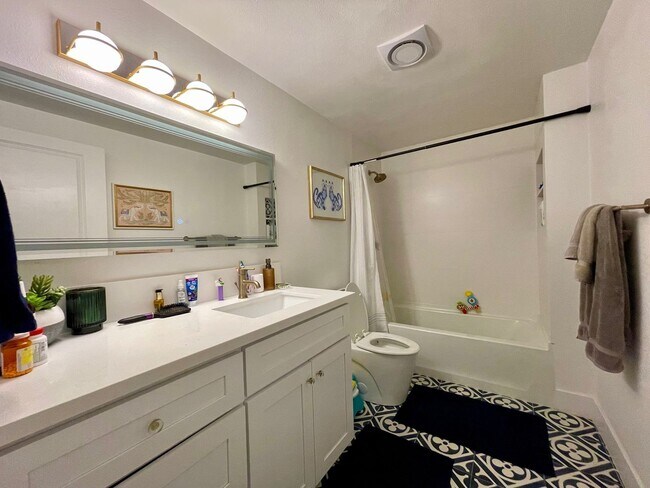Building Photo - Gorgeous Mid century Modern home in San Carlos