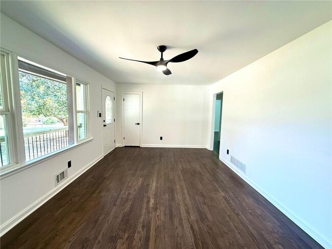 Building Photo - 5854 Magnolia Dr